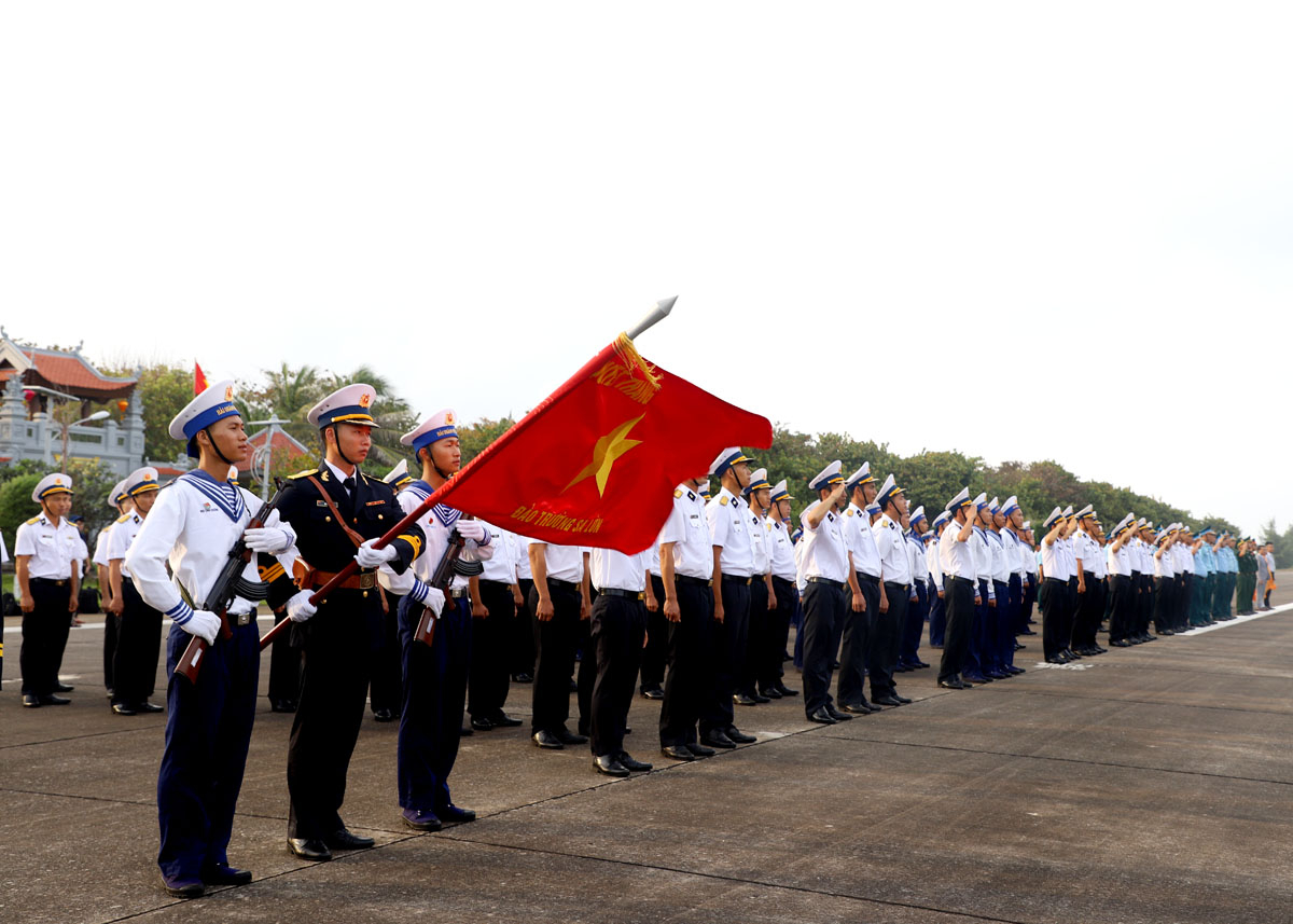 Các lực lượng phối thuộc trên đảo Trường Sa tham gia lễ chào cờ đầu năm