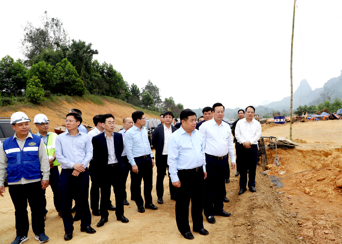 Bộ trưởng Bộ KH&ĐT Nguyễn Chí Dũng, Chủ tịch UBND tỉnh Nguyễn Văn Sơn cùng đoàn công tác kiểm tra biện pháp thi công tuyến cao tốc Tuyên Quang - Hà Giang.
