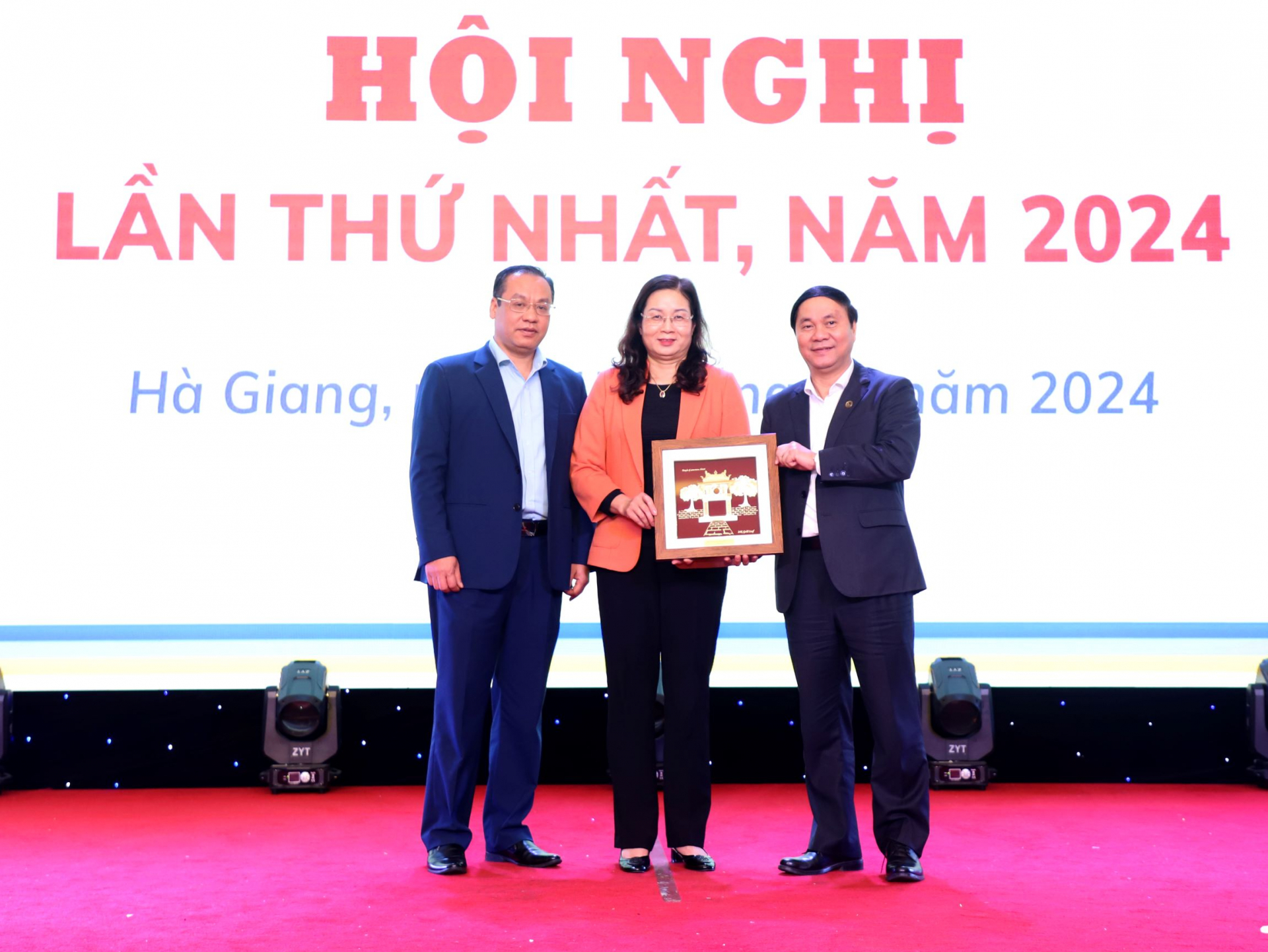 Lãnh đạo Trường Đại học GTVT tặng lưu niệm cho Ban liên lạc tỉnh Hà Giang.