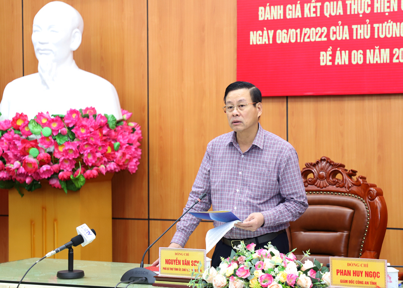 Chủ tịch UBND tỉnh Nguyễn Văn Sơn phát biểu chỉ đạo tại hội nghị.