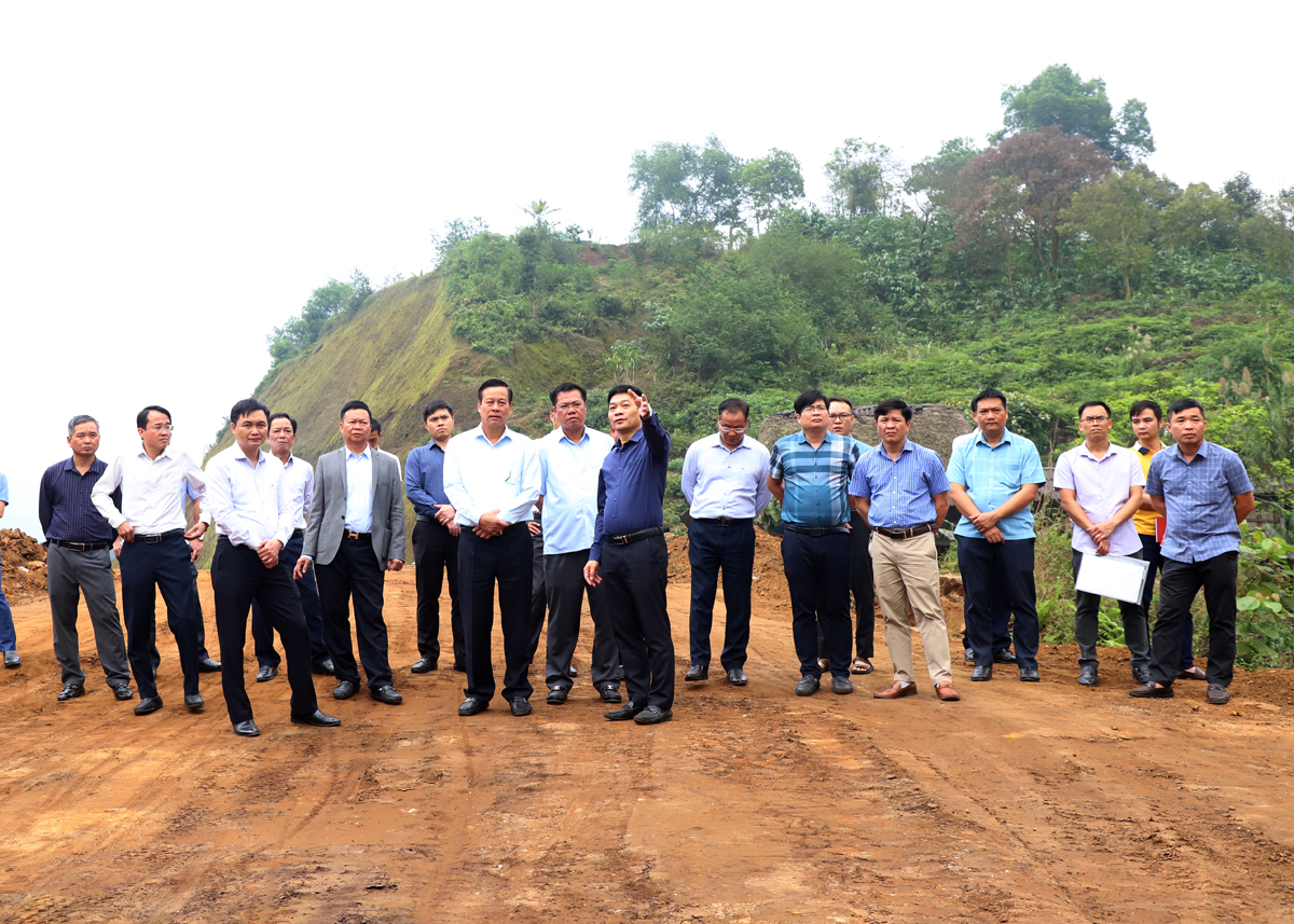 Chủ tịch UBND tỉnh Nguyễn Văn Sơn kiểm tra thực tế tiến độ dự án đường nội thị thị trấn Vị Xuyên.