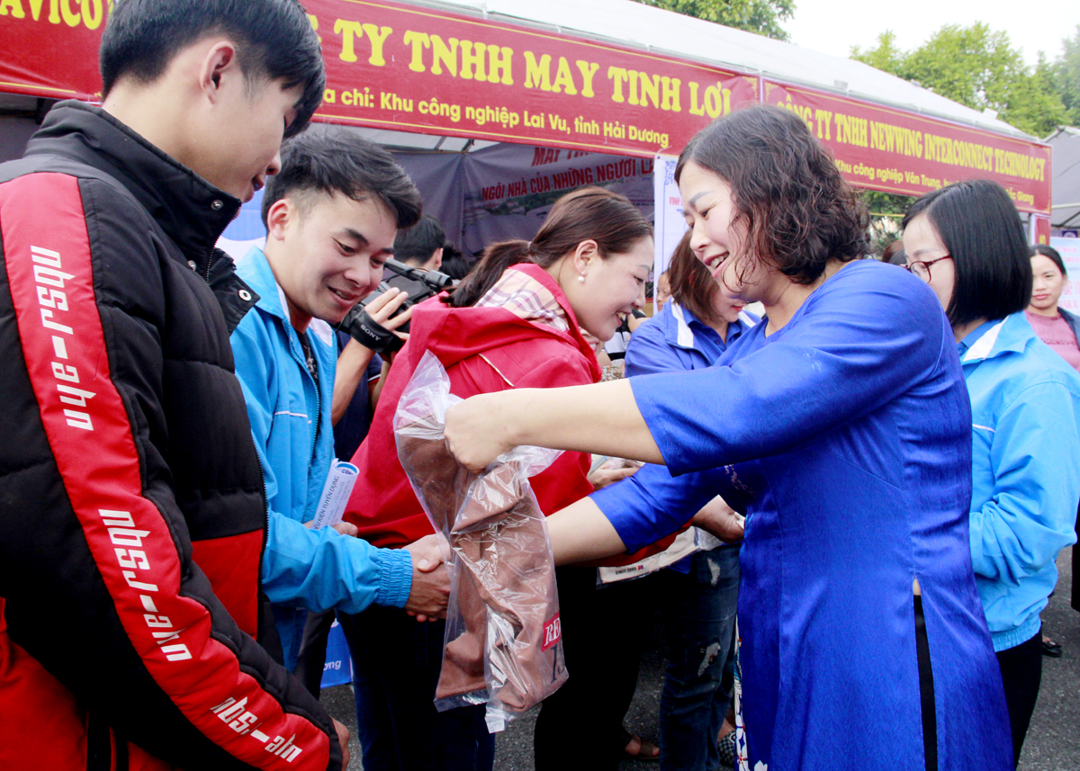 Lãnh đạo huyện Vị Xuyên và các doanh nghiệp trao quà cho người lao động.