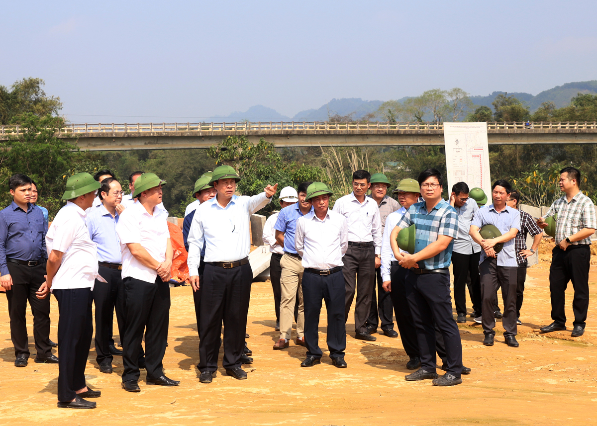 Chủ tịch UBND tỉnh Nguyễn Văn Sơn chỉ đạo công tác triển khai khu tái định cư xã Tân Quang.