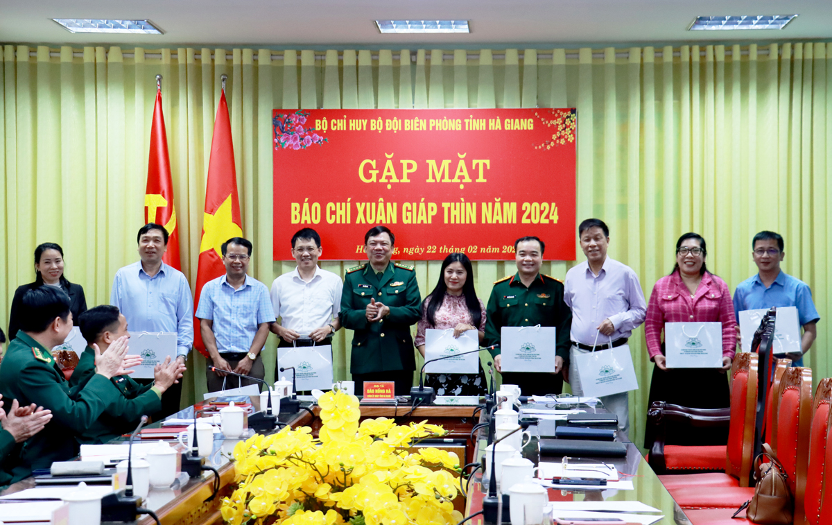Đại tá Đào Hồng Hà, Chính ủy Bộ Chỉ huy BĐBP tỉnh tặng quà cho các đại biểu tham dự buổi gặp mặt.