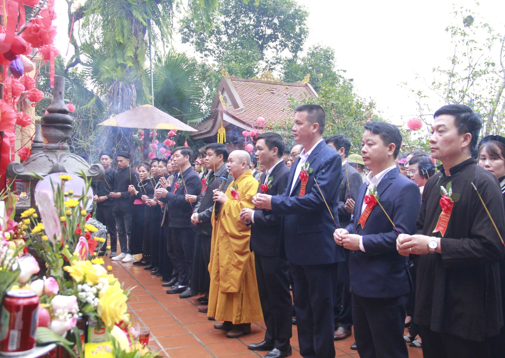 Các đại biểu và du khách dâng hương chùa Sùng Khánh.