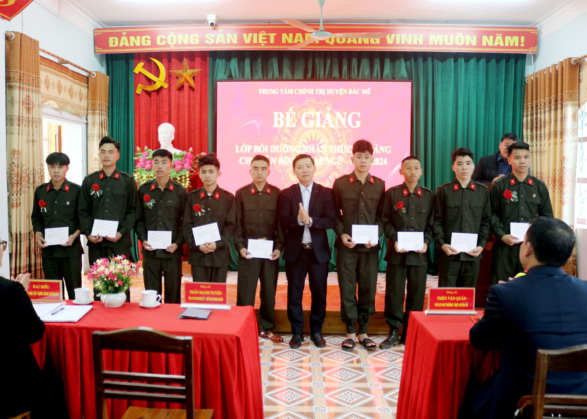 Lãnh đạo huyện Bắc Mê trao Giấy chứng nhận cảm tình Đảng cho các tân binh nhập ngũ năm 2024.