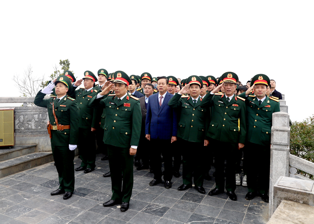 Phó Tổng Tham mưu trưởng Quân đội Nhân dân Việt Nam Phùng Sĩ Tấn cùng các đại biểu thực hiện nghi lễ thượng cờ.