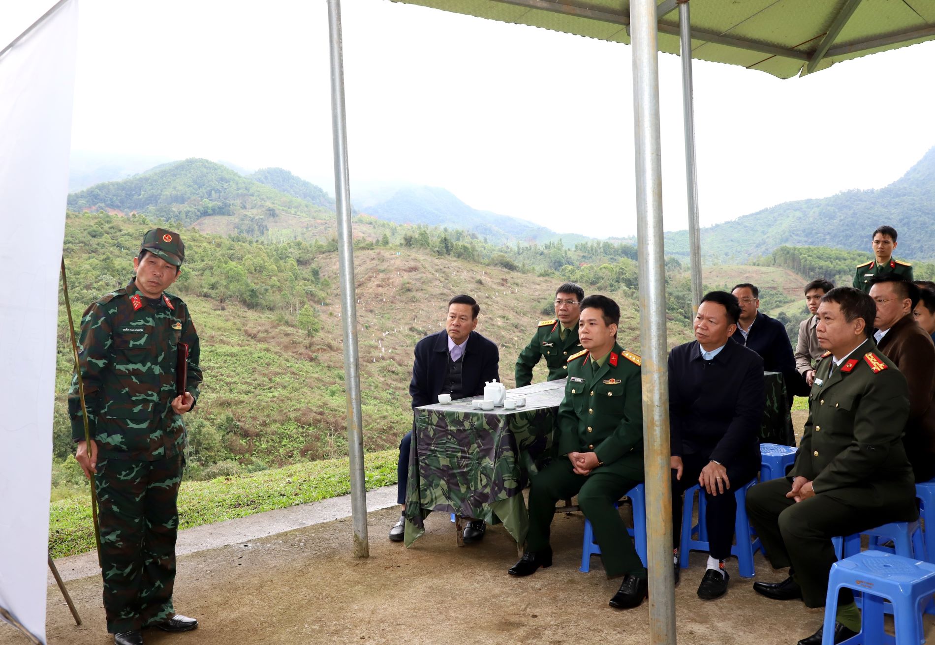 Chủ tịch UBND tỉnh Nguyễn Văn Sơn nghe báo cáo phương án bố trí thao trường, bắn đạn thật trong diễn tập chiến thuật.