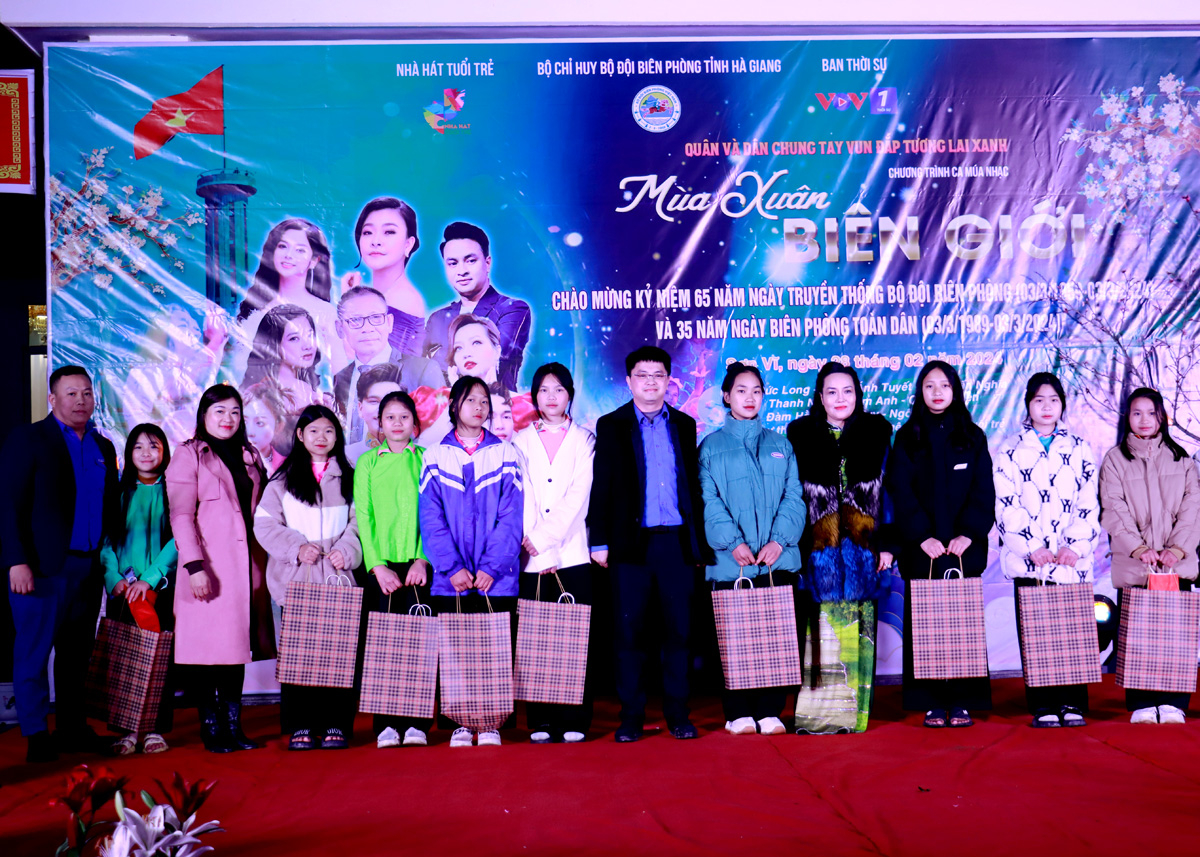 Đại diện Ban Thời sự Đài Tiếng nói Việt Nam tặng quà học sinh giỏi vượt khó của xã Sơn Vĩ.