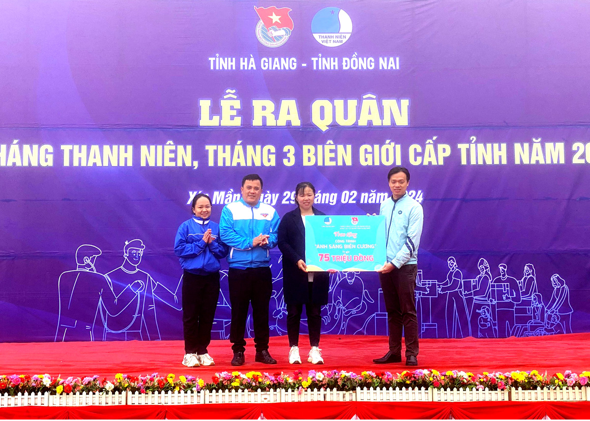 Tỉnh đoàn Đồng Nai trao tặng công trình ánh sáng biên cương trị giá 75 triệu đồng cho xã Xín Mần.