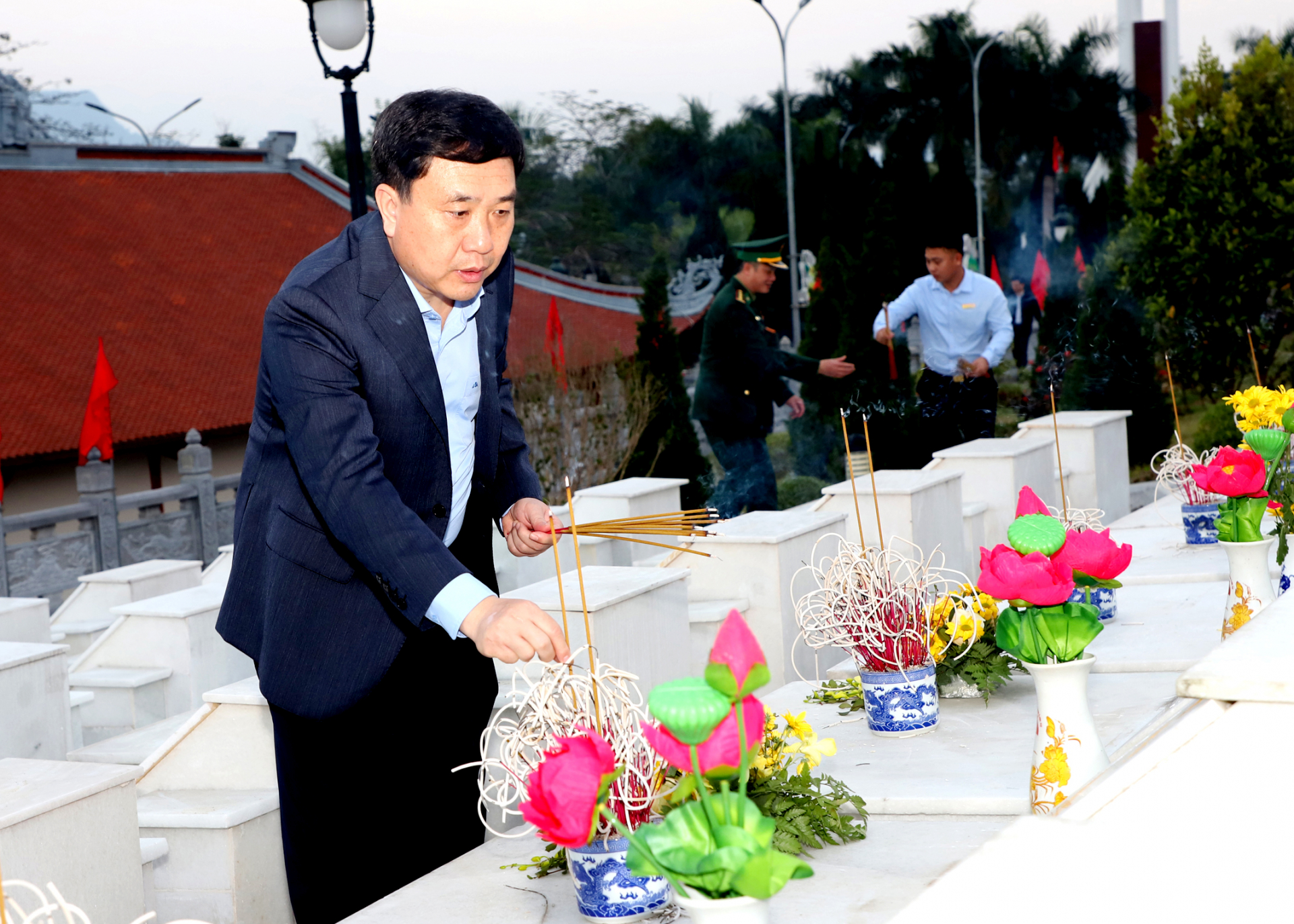Quyền Bí thư Tỉnh ủy Nguyễn Mạnh Dũng thắp hương phần mộ các AHLS vừa được quy tập