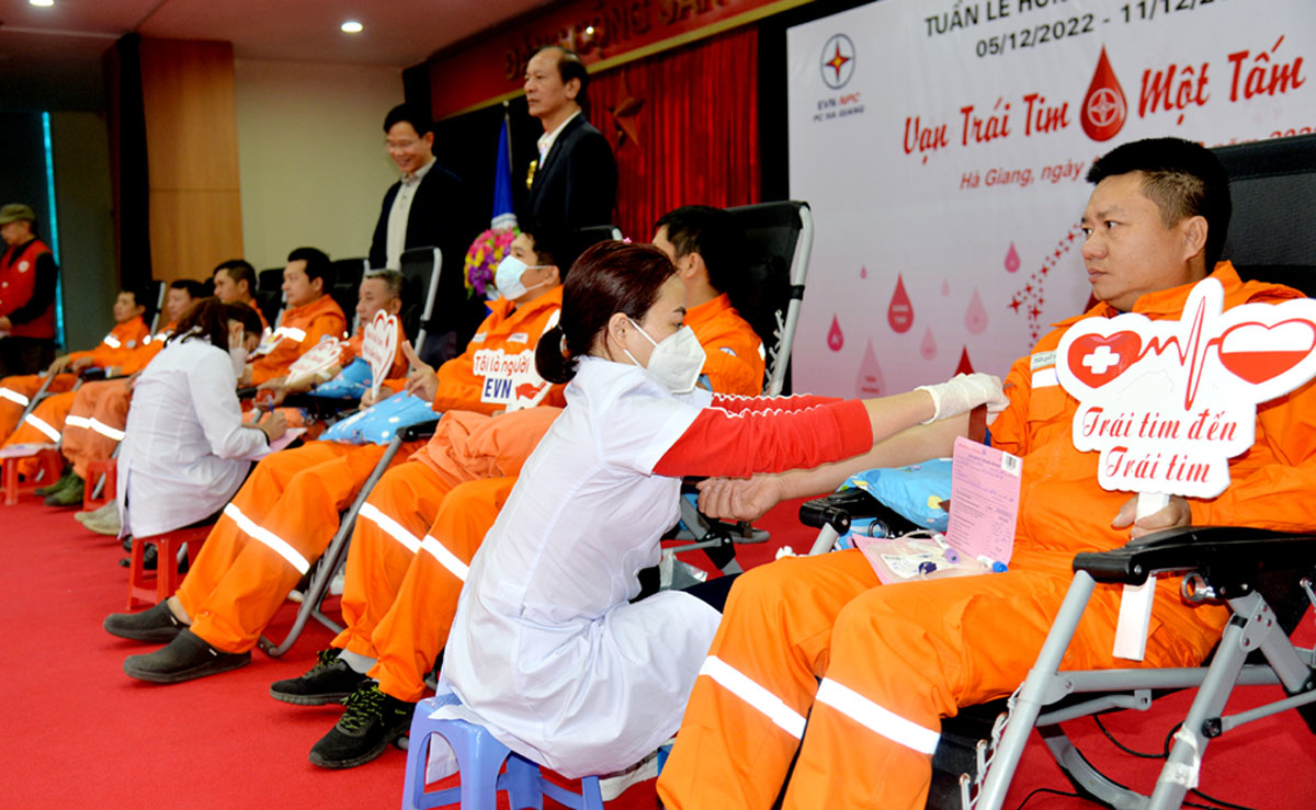 Cán bộ, công nhân, người lao động Công ty Điện lực Hà Giang tham gia hiến máu tình nguyện.