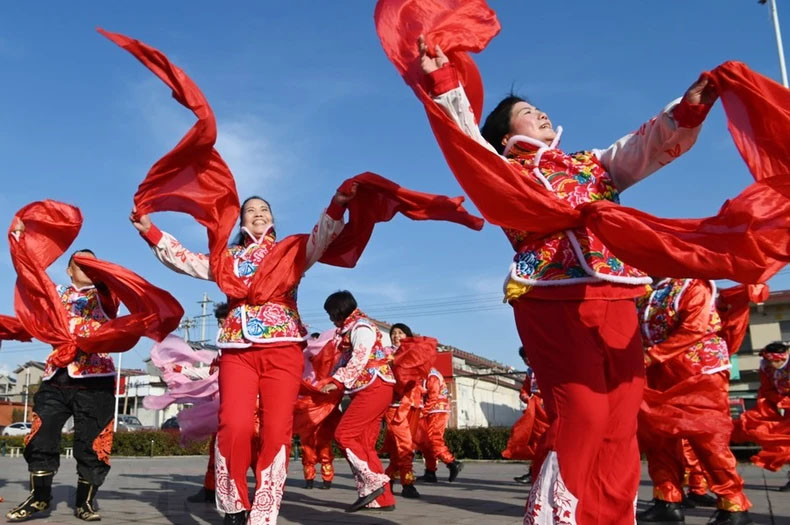 Người dân biểu diễn điệu nhảy truyền thống mừng đón Tết Nguyên đán Giáp Thìn tại tỉnh Hà Nam, Trung Quốc.