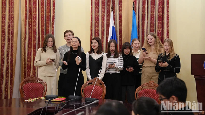 Sinh viên Nga học tiếng Việt cùng nhau hát bài hát Như có Bác Hồ trong ngày vui đại thắng.