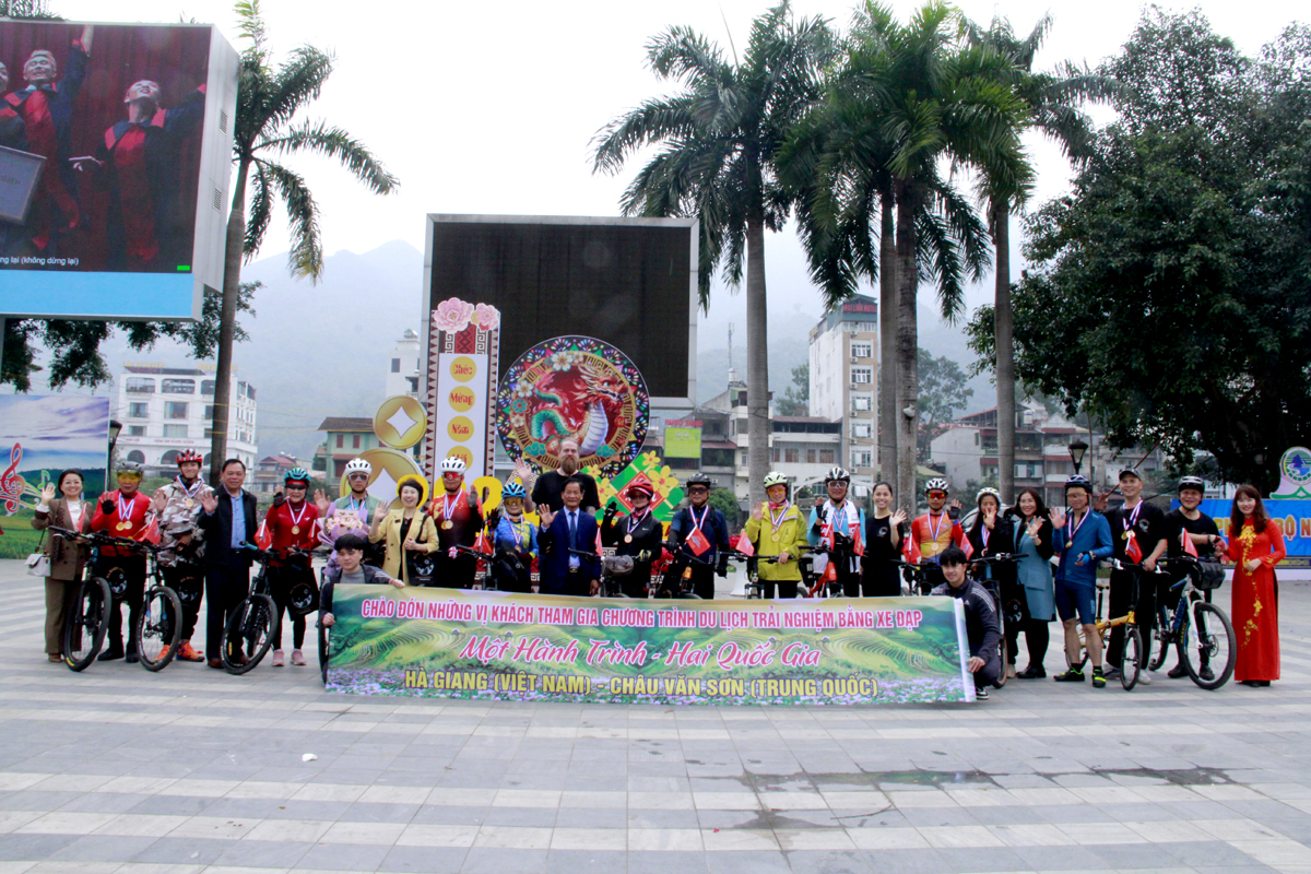 Lãnh đạo Sở Văn hóa, Thể thao và Du lịch và thành phố Hà Giang tặng Kỷ niệm chương và chụp ảnh lưu niệm cùng đoàn du khách tham gia chương trình.