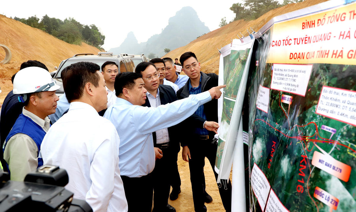 Bộ trưởng Bộ KH&ĐT Nguyễn Chí Dũng kiểm tra bình đồ tổng thể dự án cao tốc Tuyên Quang - Hà Giang.
