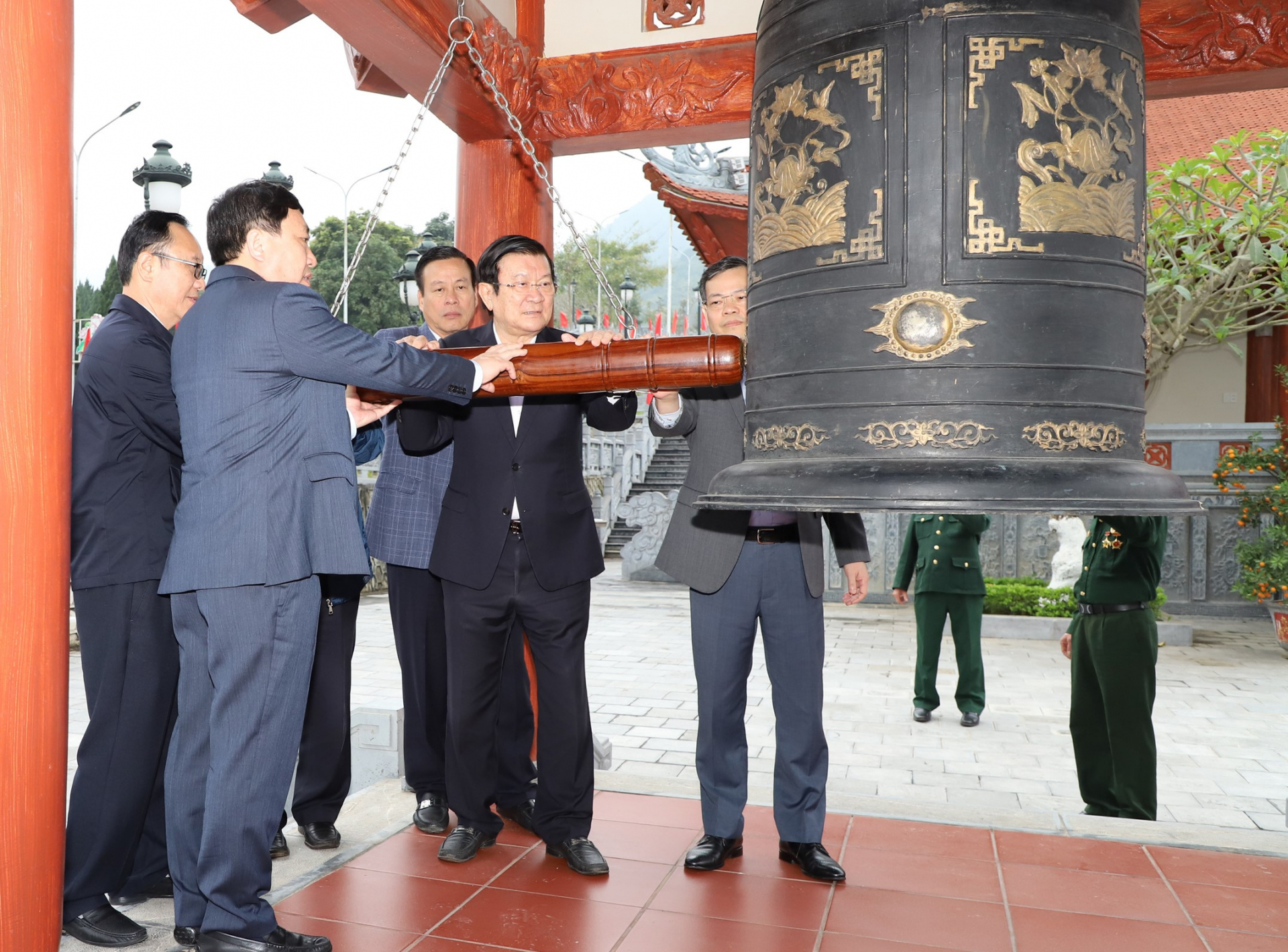 Nguyên Chủ tịch nước Trương Tấn Sang cùng các đồng chí lãnh đạo tỉnh thỉnh chuông