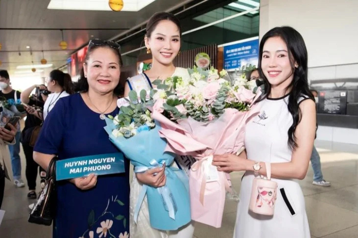 Mẹ ruột (bên trái) và CEO Kim Dung cũng có mặt để tiễn Mai Phương. Bà Kim Dung nhận định: Mai Phương là một cô gái hội tủ đủ các yếu tố: Xinh đẹp, tài năng, cá tính, học thức. Rất mong quý khán giả có thể dõi theo hành trình của bạn ấy tại Miss World năm nay.
