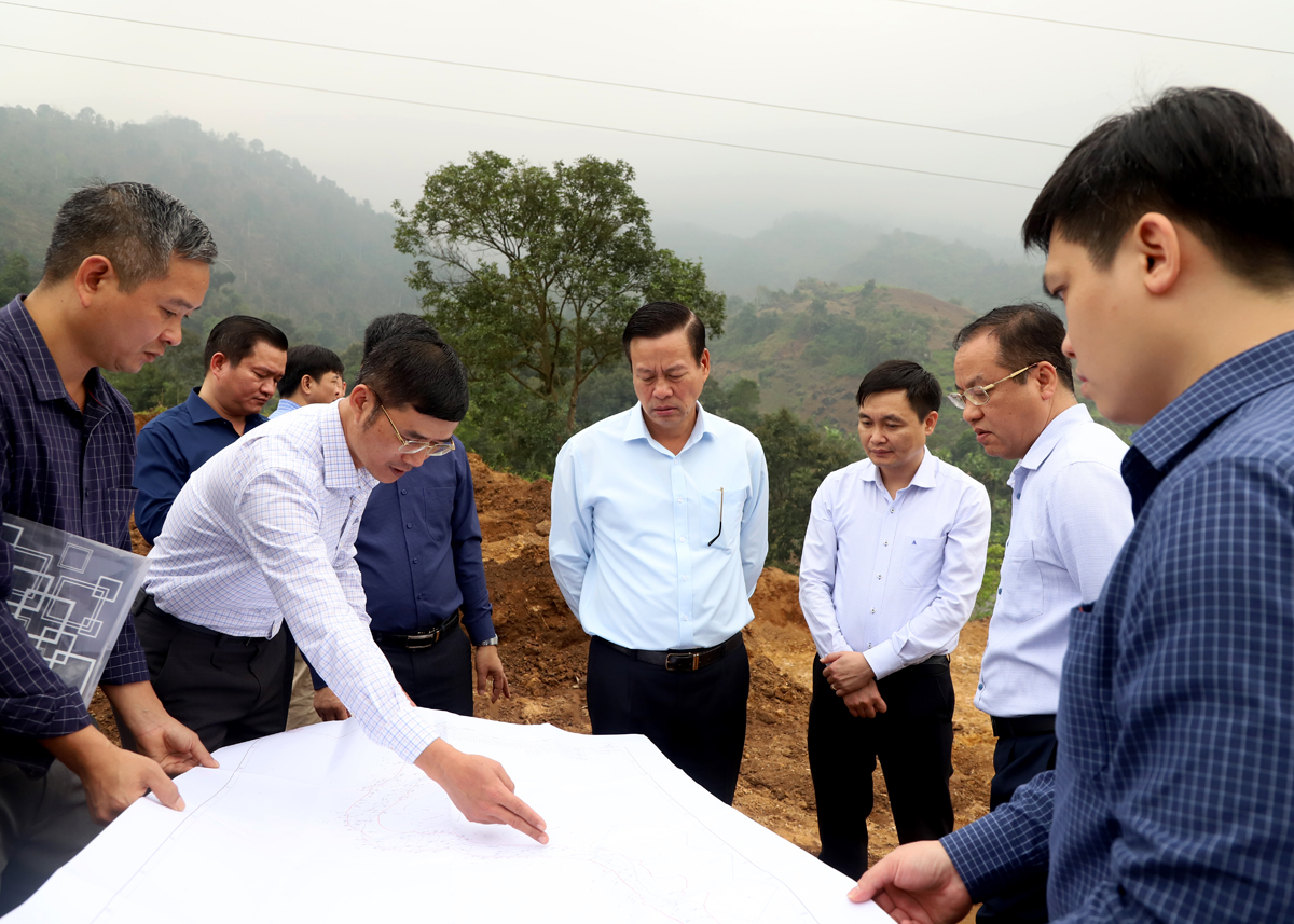 Chủ tịch UBND tỉnh Nguyễn Văn Sơn kiểm tra bản đồ hướng tuyến dự án đường nội thị thị trấn Vị Xuyên.
