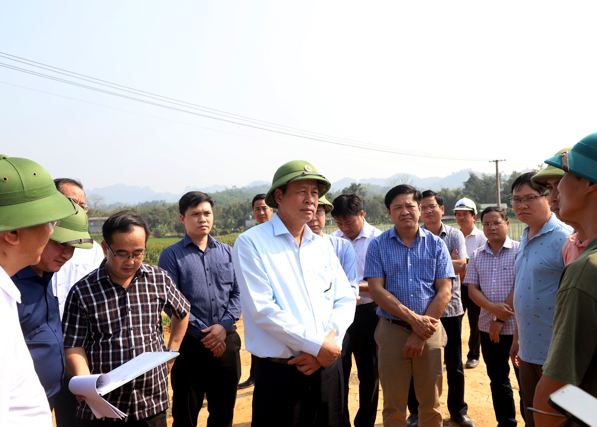 Chủ tịch UBND tỉnh Nguyễn Văn Sơn tuyên truyền, vận động người dân tái định cư xã Quang Minh.