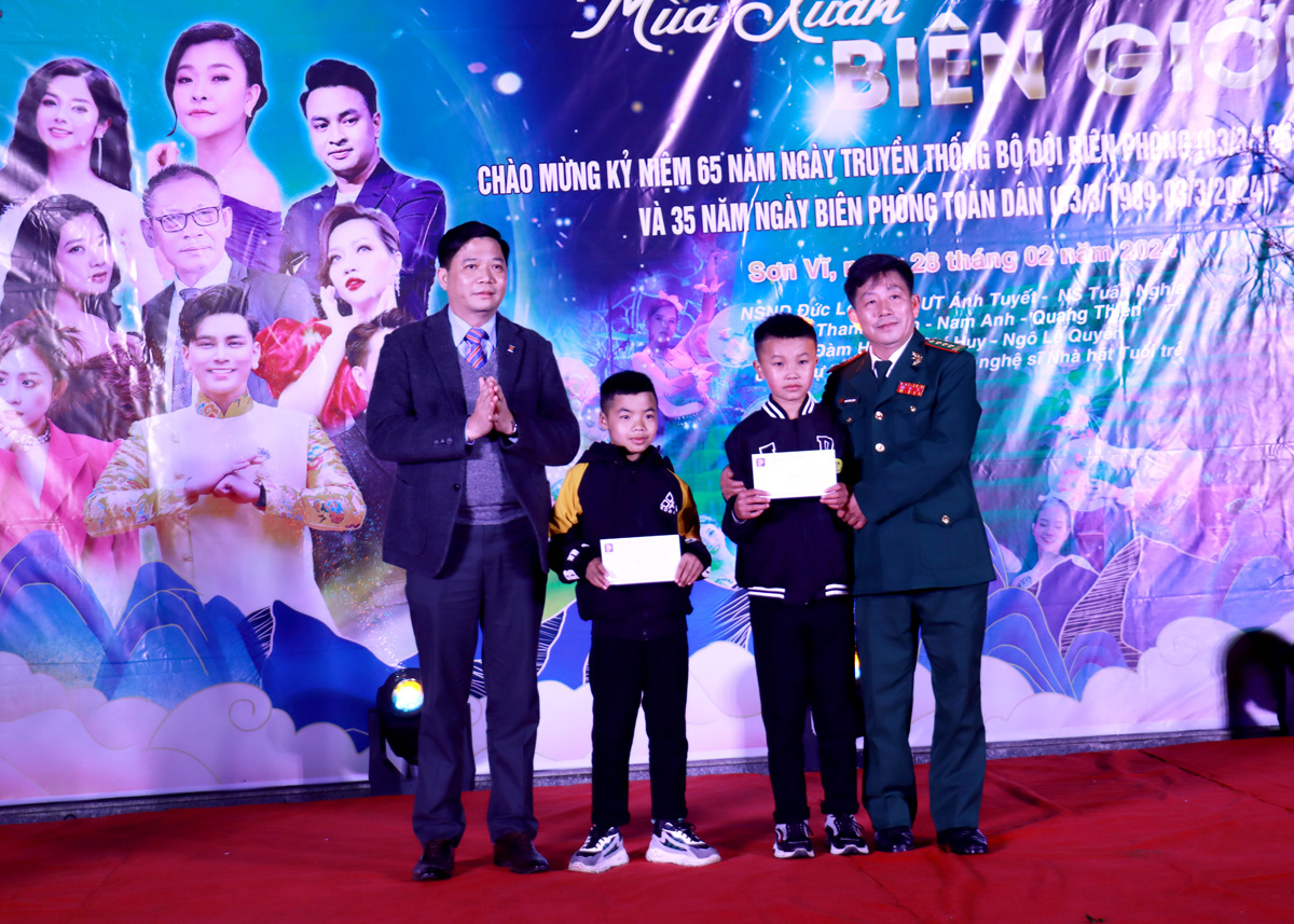 Lãnh đạo Công ty Xăng dầu Hà Giang tặng quà con nuôi Đồn Biên phòng Sơn Vĩ.
