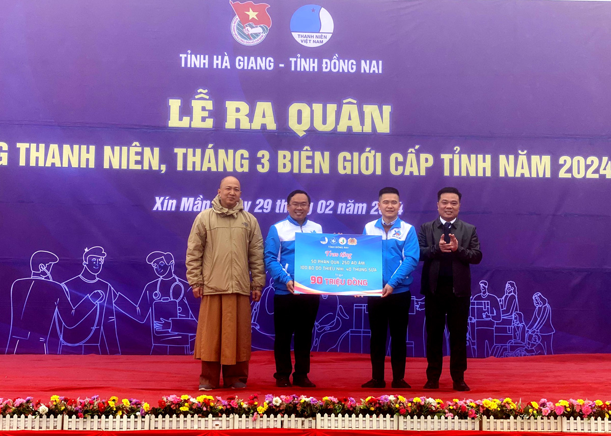 Chương trình trao tặng các phần quà cho các em thiếu nhi các xã biên giới huyện Xín Mần trị giá 90 triệu đồng.