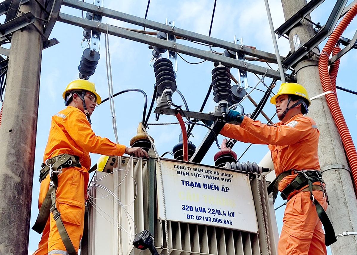 Công nhân Điện lực thành phố bảo dưỡng các trạm biến áp, đảm bảo cung cấp điện an toàn, ổn định cho nhân dân.