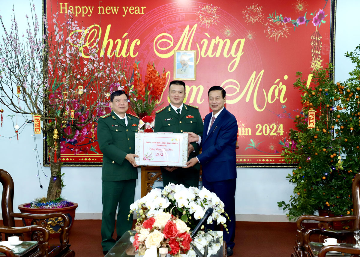 Chủ tịch UBND tỉnh Nguyễn Văn Sơn tặng quà Tết cho Bộ Chỉ huy Bộ đội Biên phòng tỉnh