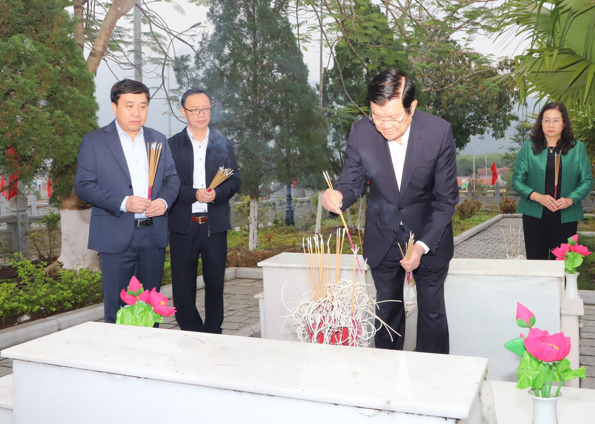 Nguyên Chủ tịch nước Trương Tấn Sang thắp hương các phần mộ liệt sỹ tại Nghĩa trang Liệt sỹ quốc gia Vị Xuyên