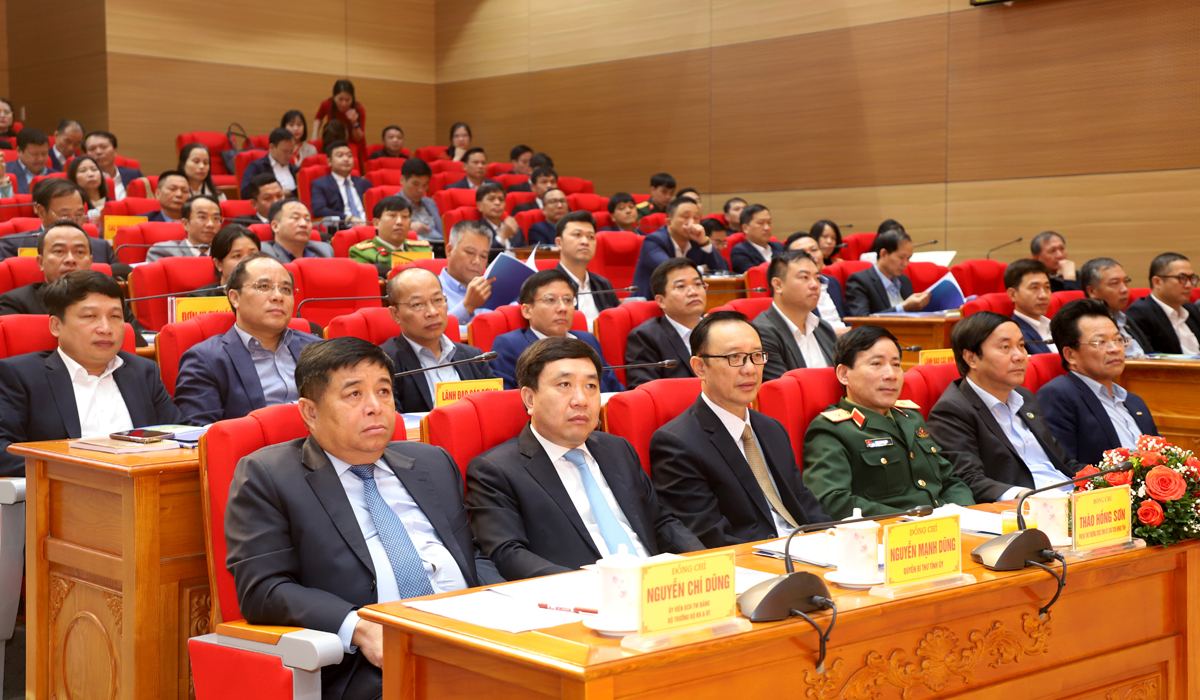 Bộ trưởng Bộ Kế hoạch và Đầu tư Nguyễn Chí Dũng cùng các đồng chí lãnh đạo tỉnh và đại biểu dự hội nghị.