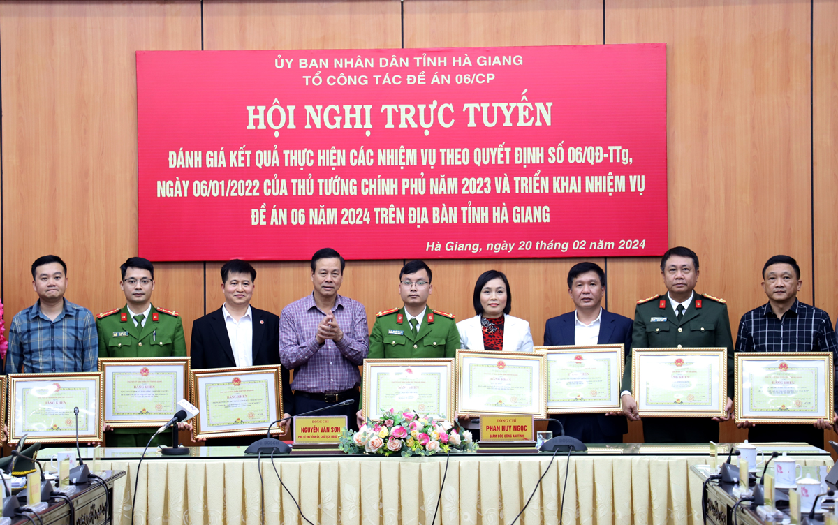 Chủ tịch UBND tỉnh Nguyễn Văn Sơn tặng Bằng khen cho các tập thể, cá nhân.