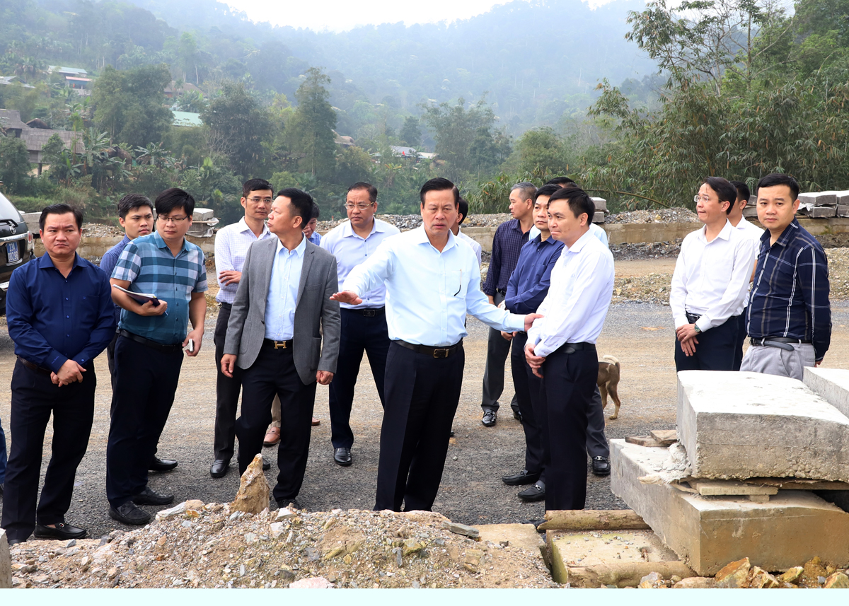 Chủ tịch UBND tỉnh Nguyễn Văn Sơn chỉ đạo biện pháp thi công dự án đường nội thị thị trấn Vị Xuyên.