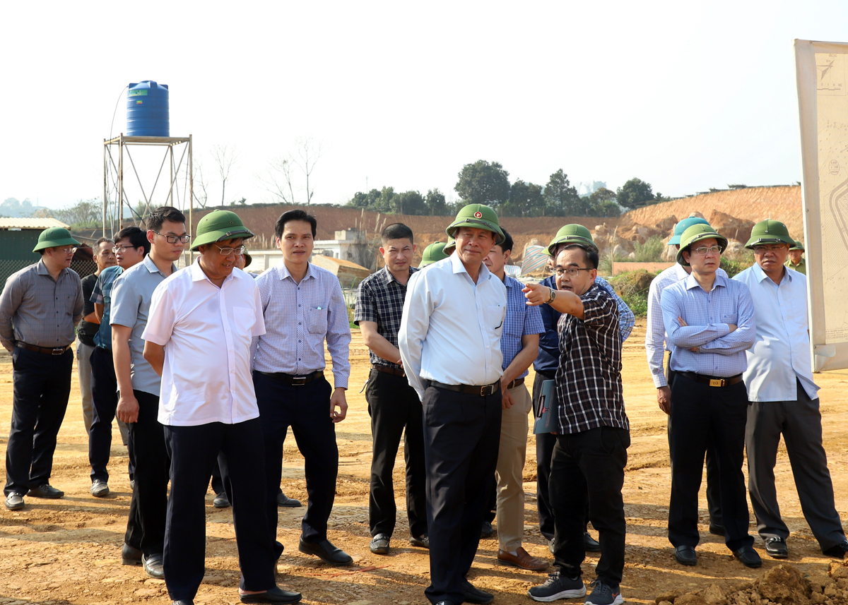 Chủ tịch UBND tỉnh Nguyễn Văn Sơn kiểm tra tiến độ khu tái định cư xã Hùng An.