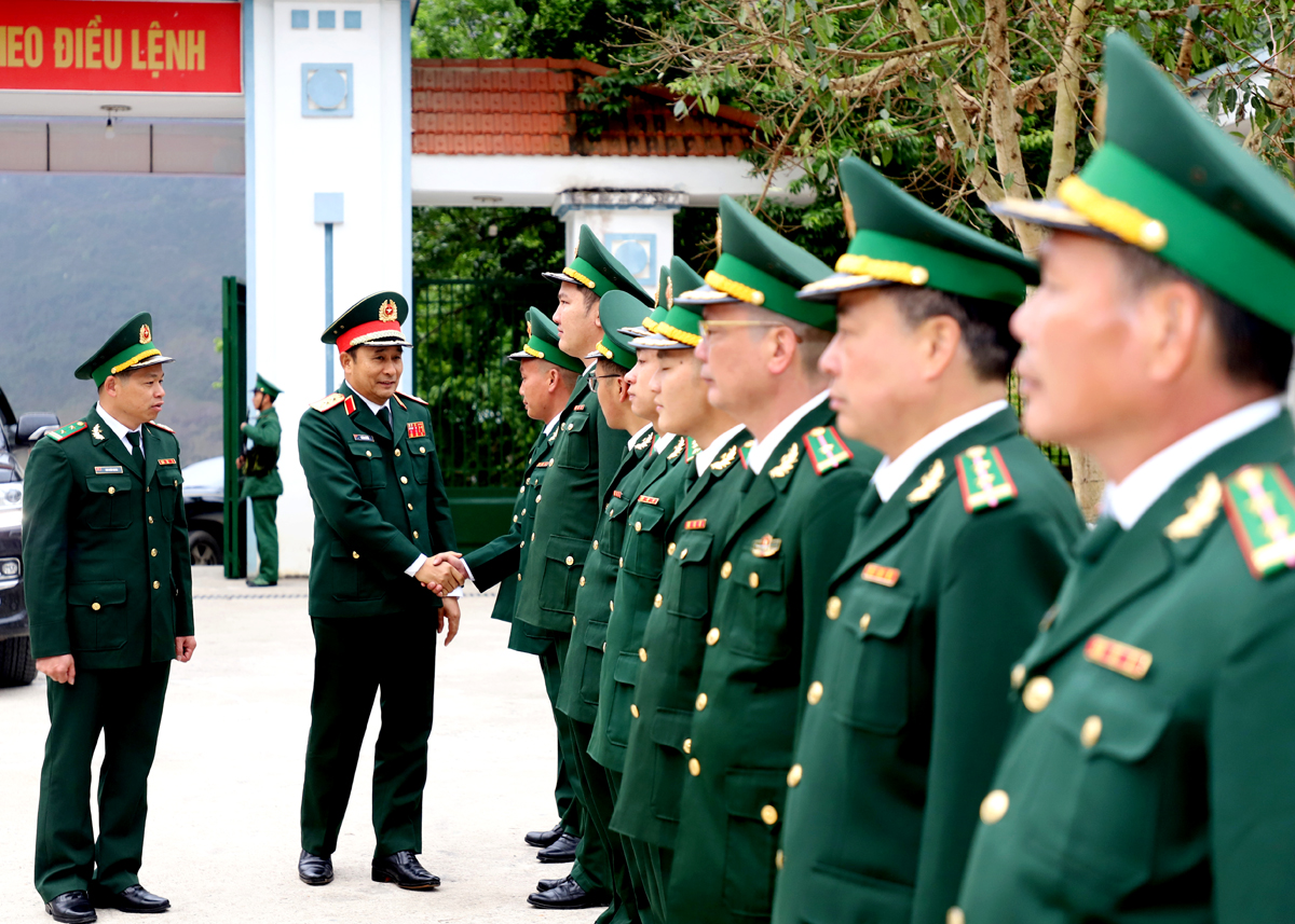 Phó Tổng Tham mưu trưởng Quân đội Nhân dân Việt Nam Phùng Sĩ Tấn thăm cán bộ, chiến sỹ Đồn Biên phòng Lũng Cú.