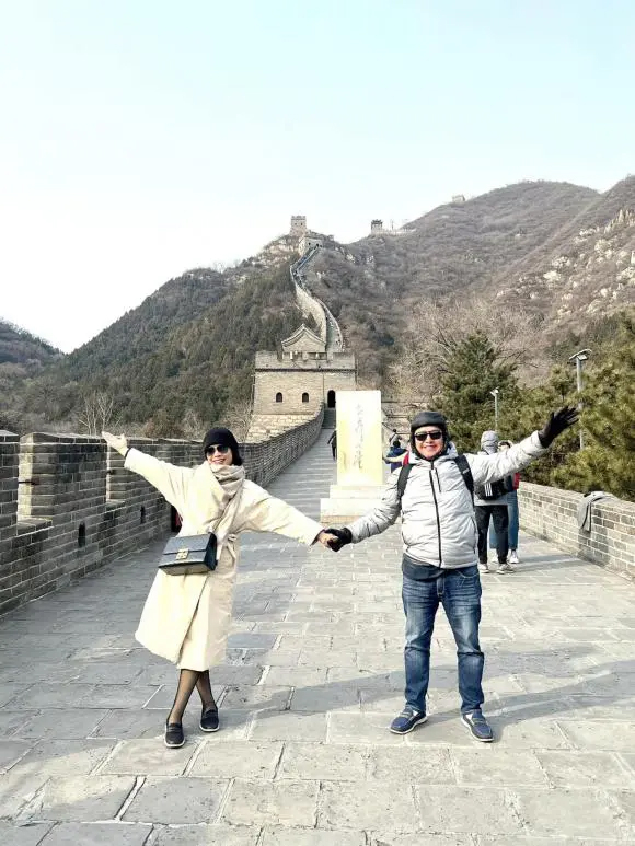 Nghệ sĩ Chí Trung và bạn gái đi du lịch Trung Quốc