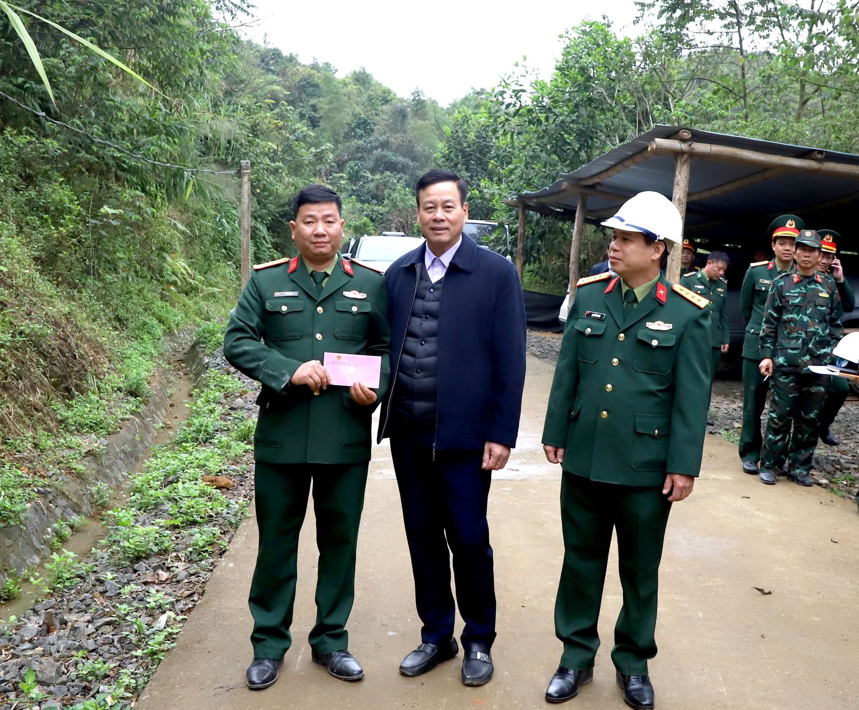 Chủ tịch UBND tỉnh Nguyễn Văn Sơn tặng quà động viên các đơn vị thực hiện nhiệm vụ.