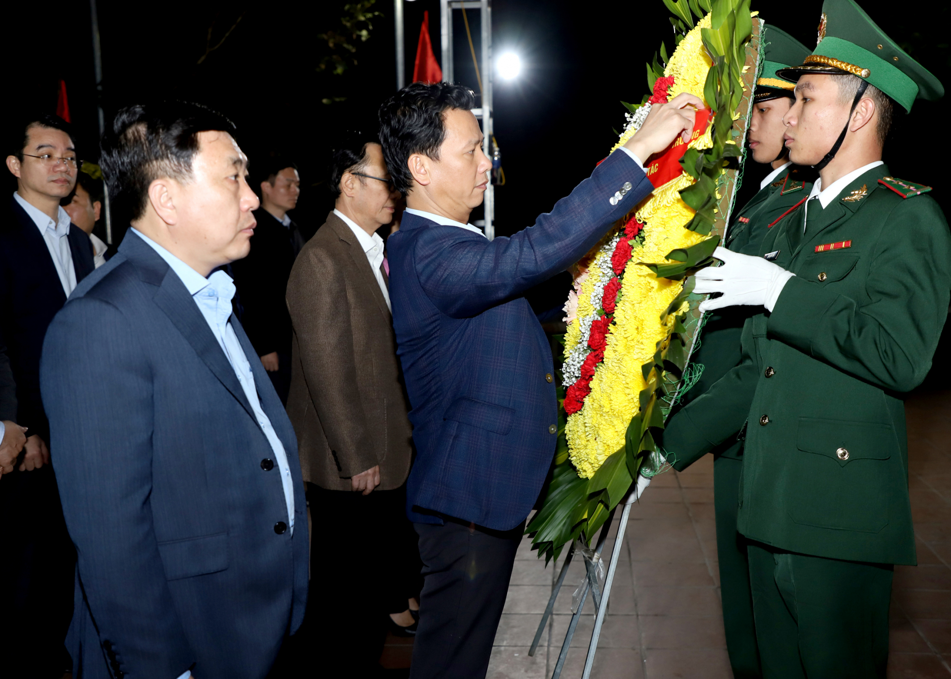 Bộ trưởng Bộ Tài nguyên và Môi trường Đặng Quốc Khánh chỉnh vòng hoa viếng các AHLS tại Đền thờ các AHLS Điểm cao 468