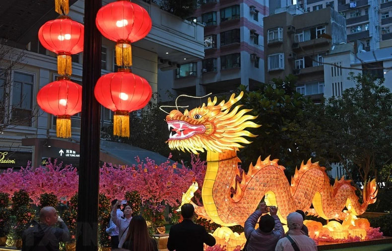 Đường phố được trang hoàng đón Tết Nguyên đán tại Hong Kong (Trung Quốc).