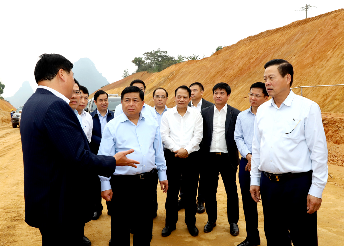 Bộ trưởng Bộ KH&ĐT Nguyễn Chí Dũng, Chủ tịch UBND tỉnh Nguyễn Văn Sơn cùng đoàn công tác kiểm tra tiến độ dự án thuộc địa phận xã Hùng An.