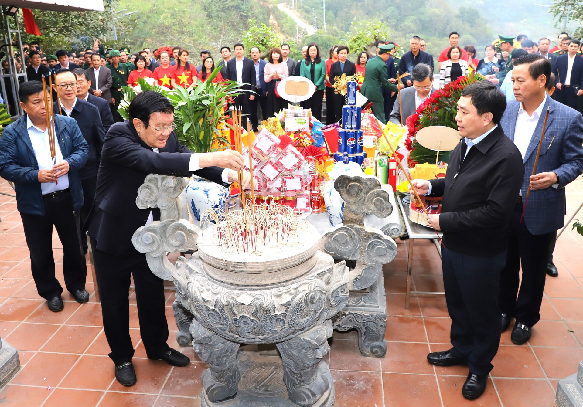 Nguyên Chủ tịch nước Trương Tấn Sang cùng các đại biểu dâng hương, tưởng nhớ các Anh hùng liệt sỹ tại Đền thờ các Anh hùng Liệt sỹ trên Điểm cao 468