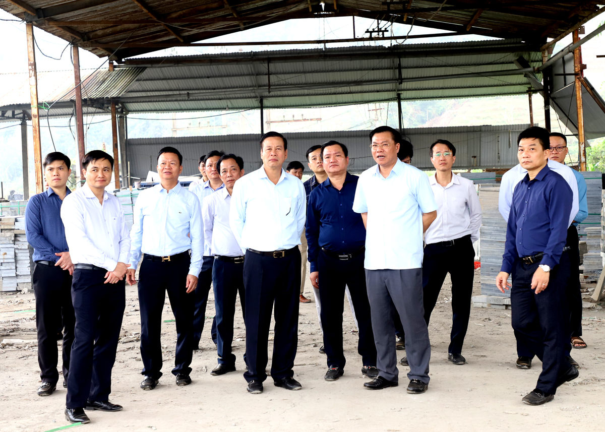 Chủ tịch UBND tỉnh Nguyễn Văn Sơn kiểm tra dự án đường nội thị thị trấn Vị Xuyên, đoạn qua khu vực nhà máy đá xẻ Vị Xuyên.