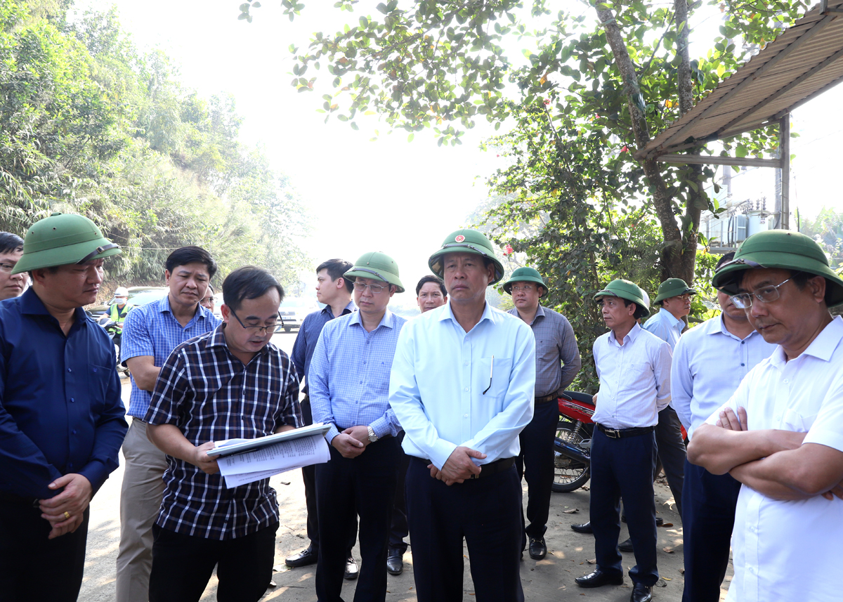 Chủ tịch UBND tỉnh Nguyễn Văn Sơn nghe báo cáo thực tế về công tác giải phóng mặt bằng trên địa bàn xã Quang Minh.
