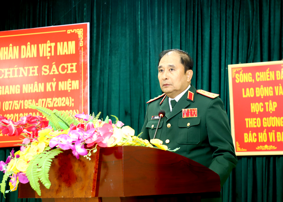 Phó Tổng Tham mưu trưởng Quân đội Nhân dân Việt Nam Phùng Sĩ Tấn phát biểu động viên cán bộ, chiến sỹ và người dân trên địa bàn xã Lũng Cú, Má Lé.