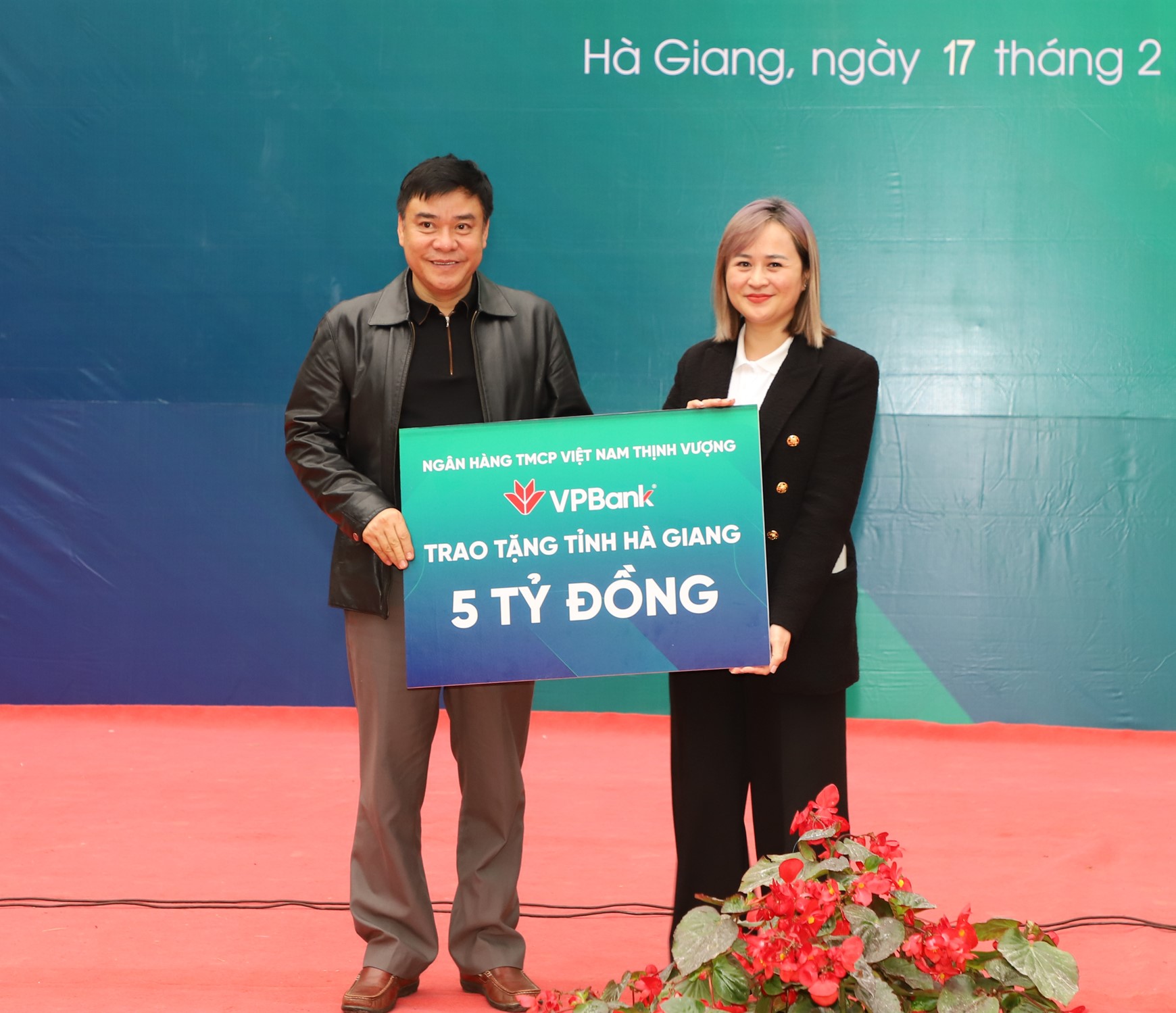 Đại diện VPBank trao 5 tỷ đồng cho tỉnh Hà Giang thực hiện công tác an sinh xã hội