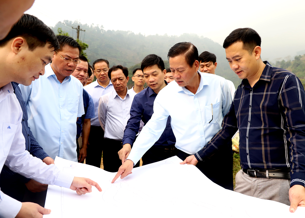 Chủ tịch UBND tỉnh Nguyễn Văn Sơn kiểm tra biểu đồ giải phóng mặt bằng dự án đường nội thị thị trấn Vị Xuyên.