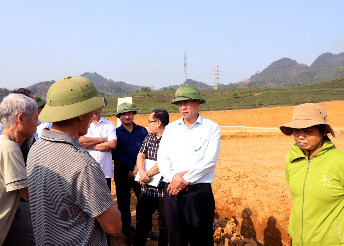 Chủ tịch UBND tỉnh Nguyễn Văn Sơn trò chuyện với người dân tái định cư xã Hùng An. 