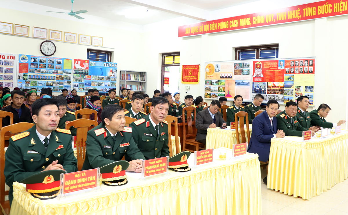 Các đại biểu dự buổi thăm, tặng quà của đoàn công tác Bộ Tổng Tham mưu Quân đội Nhân dân Việt Nam.