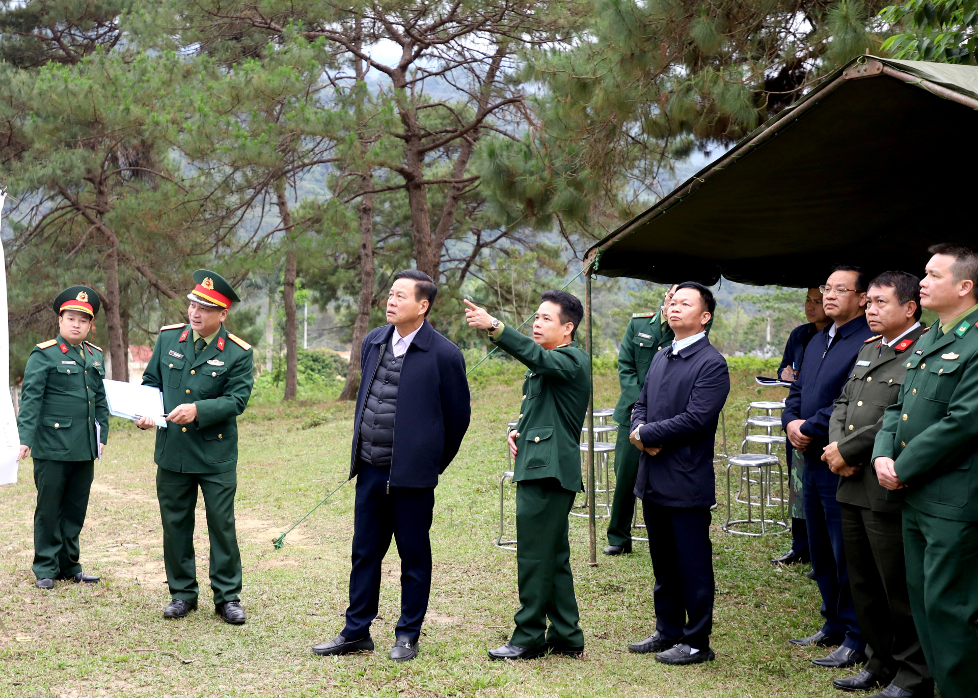 Chủ tịch UBND tỉnh Nguyễn Văn Sơn kiểm tra phương án bố trí căn cứ chiến đấu giả định.