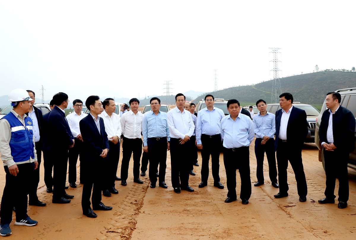 Bộ trưởng Bộ KH&ĐT Nguyễn Chí Dũng, Chủ tịch UBND tỉnh Nguyễn Văn Sơn cùng đoàn công tác kiểm tra tiến độ dự án thuộc địa bàn xã Tân Quang.