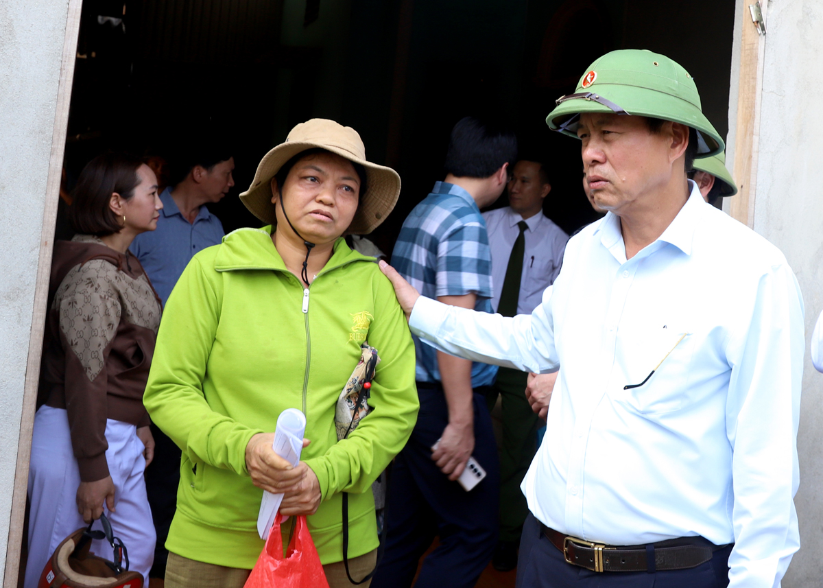 Chủ tịch UBND tỉnh Nguyễn Văn Sơn trò chuyện, động viên gia đình chị Lê Thị Chung, thôn An Dương, xã Hùng An.